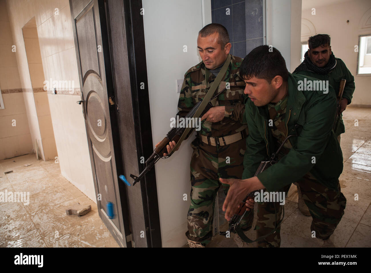 Peshmerga Soldaten Praxis die Grundlagen der Clearing ein Gebäude während einer Übung in der Nähe von Erbil, Irak, 31.01.2016. Peshmerga Soldaten an einem Sechswöchigen Infanterie Basic Kurs, die Ihnen helfen, Ihr taktisches Wissen im Kampf gegen die Islamischen Staat im Irak und der Levante zu Hilfe zu verbessern. Der Lehrplan der Aufbau der Kapazitäten Standorte gehören Leadership, Ethik und Recht des Krieges und die Unterweisung. Zusätzlich werden die rekruten sind land Navigation gelehrt, medizinische Grundausbildung, Infanterie Fähigkeiten und kleine Einheit Taktik. (U.S. Armee Foto von SPC. Jessica Hurst/Freigegeben) Stockfoto