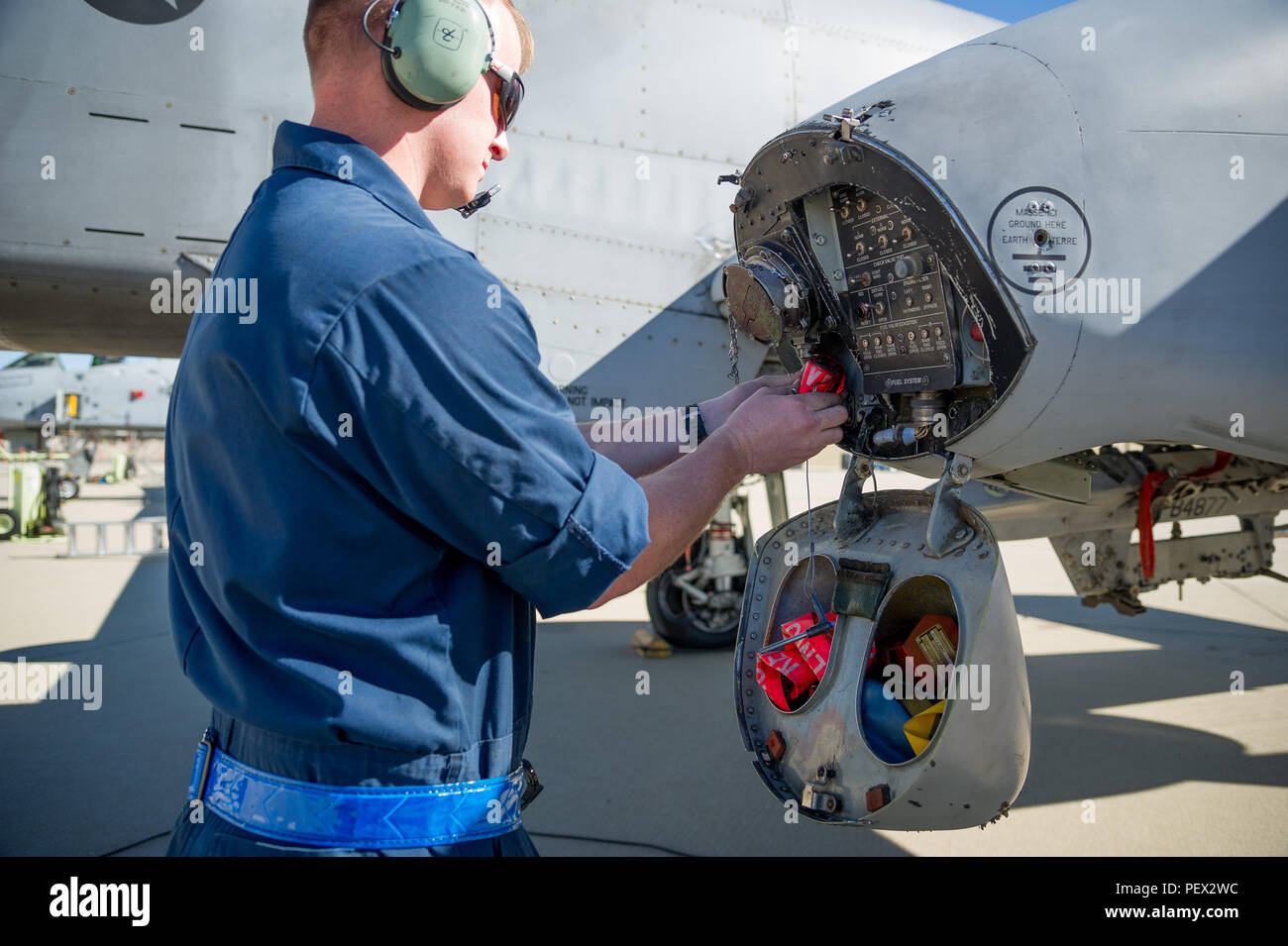 Us Air Force Senior Airman Kyle Fritz, Crew Chief, 355 Aircraft Maintenance Squadron, speichert die landing gear Pins im Seitenteil eines A-10 Thunderbolt II im März Air Reserve Base, Calif., Jan. 26, 2016. Der 354 Fighter Squadron aus Davis-Monthan Air Force Base, Ariz., stellt in der Nähe air Support für integrierte Übung 2-16 bei Marine Corp Air Ground Combat Center, Twentynine Palms. MCAGCC führt entsprechende live-fire kombinierte Waffen, städtische Betriebe und gemeinsamer/Koalition level Integration Schulung, die operativen Kräfte' Bereitschaft fördern. (U.S. Air Force Foto von Mast Stockfoto