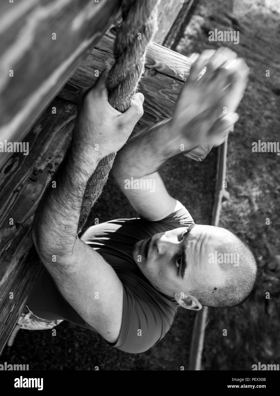 Rct. Brandon K. Stubblefield, Platoon 3029, Mike, 3 Recruit Training Bataillon, klettert ein Vertrauen Kurs Hindernis Feb 3, 2016, auf Parris Island, S.C. Stubblefield, 17, von Bowling Green, Ky., ist zu graduieren, 8. April 2016 geplant. Parris Island ist der Aufstellungsort des Marine Corps, Ausbildung rekrutieren seit Nov. 1, 1915. Heute, rund 19.000 Rekruten kommen auf Parris Island jährlich für die Chance, United States Marines werden durch dauerhafte 13 Wochen strenge, transformative Training. Parris Island ist die Heimat von Entry-level-Soldaten Ausbildung für etwa 50 Prozent der männlichen rec Stockfoto