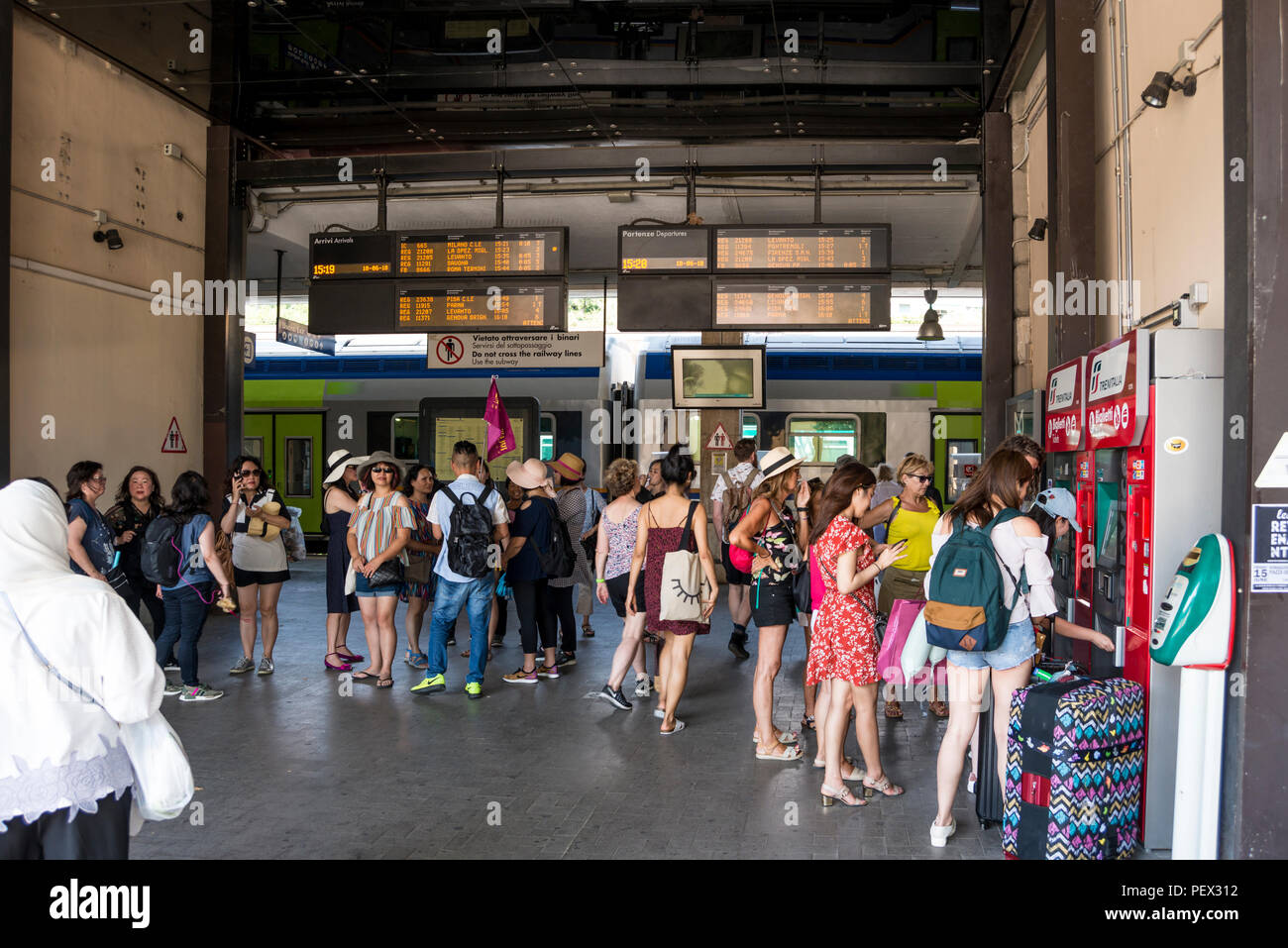 Touristen den Kauf von Fahrkarten an den Fahrkartenautomaten im Bahnhof, La Spezia, Ligurien, Italien Stockfoto