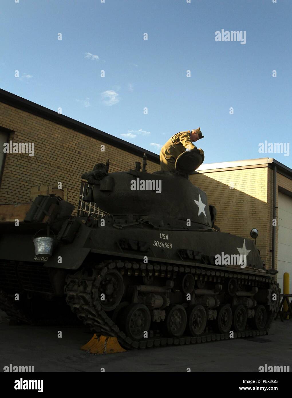 Weltkrieg II re-Enactor und pensionierte Armee Oberstleutnant Alexander Kose gibt eine M4 Sherman Panzer. Sherman, der fordert, Philadelphia Home, glaubt Re-inszenierungen des Zweiten Weltkriegs, wie Touring mit der Sherman Panzer, wichtig sind, weil er und seine Kollegen sind bestrebt, die Geschichte der Panzertruppen lebendig zu halten. Die re-Enactor noncommissioned Officer wurde zur Unterstützung der Bekämpfung der 728th Sustainment Support Battalion und Offizier Development Program. (U.S. Army National Guard Foto von Pfc. Hannah Baker, 109 Mobile Public Affairs Ablösung/Freigegeben) Stockfoto
