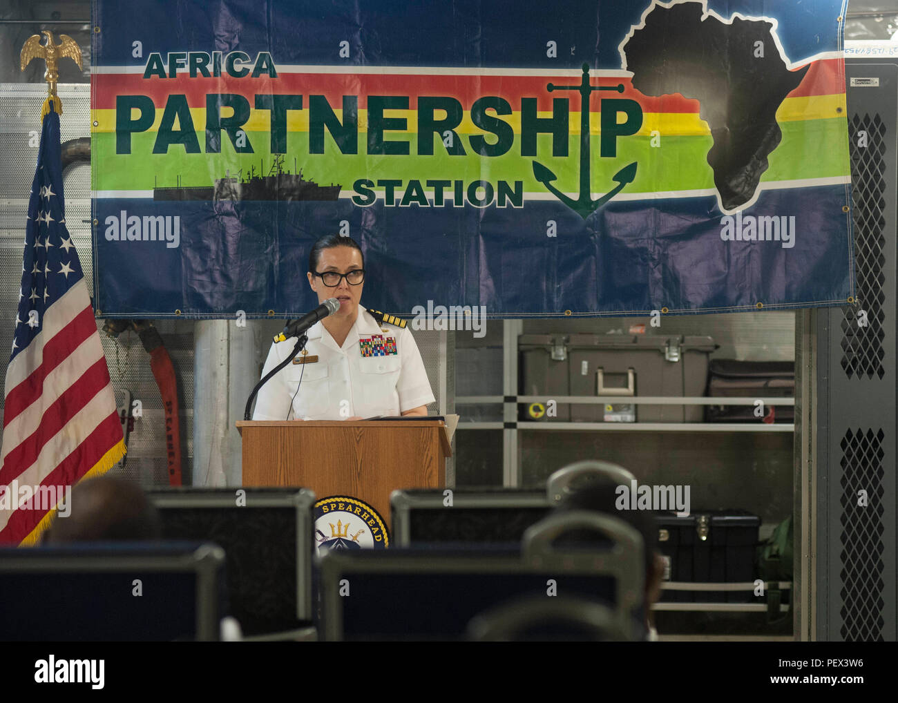 160216-N-QF605-036 SEKONDI, Ghana (16. Februar 2016) Captain Heidi Agle, Commodore, Military Sealift Command Europa und Afrika, spricht bei der Abschlussfeier der Ghana Teil des afrikanischen Maritime Law Enforcement Partnerschaft Übung an Bord USNS Speerspitze (T-EPF 1) 16. Februar 2016. Das Military Sealift Command expeditionary schnellen Transportschiff USNS Speerspitze auf eine geplante Bereitstellung in die USA ist 6. Flotte Einsatzgebiet zur Unterstützung der internationalen Zusammenarbeit Kapazitäten Programm Afrika Partnerschaft Station. (Foto: U.S. Navy Mass Communication Specialist 1. Klasse Amanda Du Stockfoto