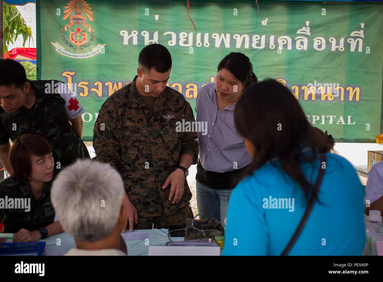 U.S. Navy Petty Officer 2nd class Sean Henby, Hospital corpsman, für medizinische Versorgung für thailändische Bürger, während einer medizinischen Civic Assistance Program am Verbot Phrom "Nimit" der mittleren Schule in Wang Yeng Nam, Thailand, während der übung Cobra Gold, Feb 16, 2016. Cobra Gold, in seiner 35. Iteration, mit einem speziellen Fokus auf humanitäre Civic action, Engagement für die Gemeinschaft, und ärztlichen Tätigkeiten während der Übung durchgeführt, um die Bedürfnisse und humanitären Interessen der Zivilbevölkerung in der Region zu unterstützen. (U.S. Marine Corps Combat Kamera Foto von Lance Cpl. Miguel A. Rosales/Freigegeben) Stockfoto