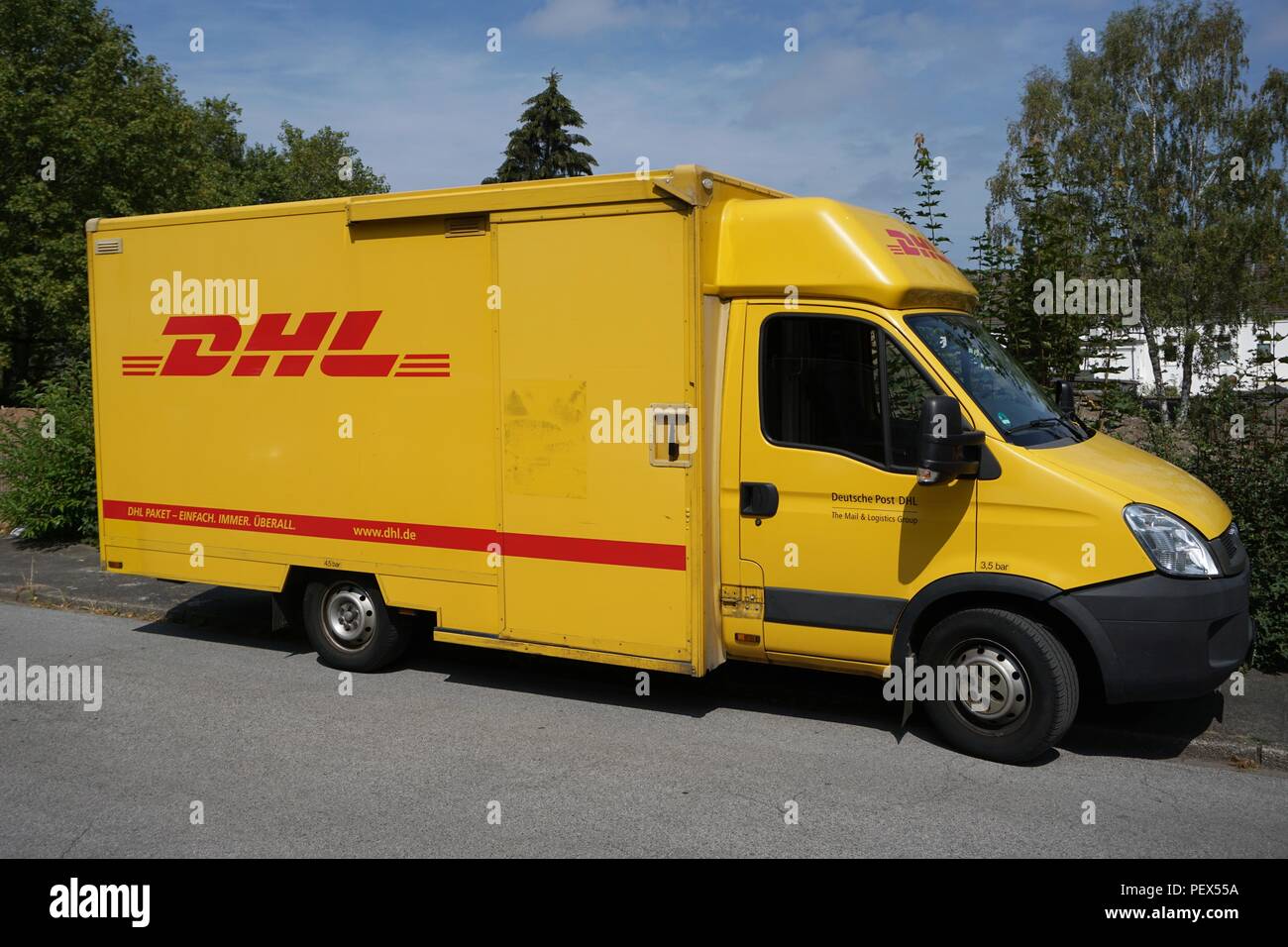 Transport Service Hermes Versand DHL Paket Stockfotografie - Alamy