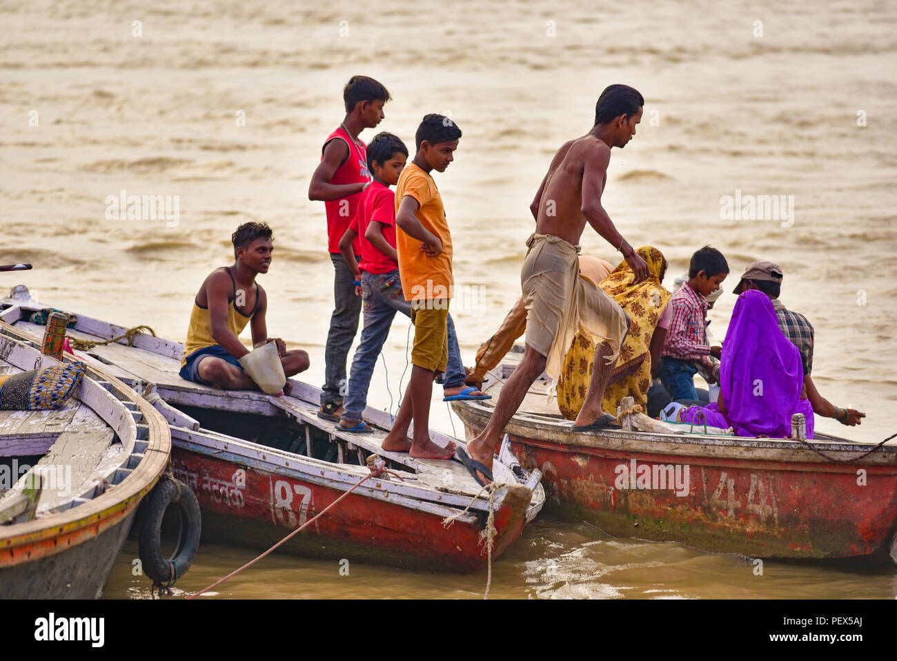 Indische Menschen auf Booten am Ganges am Morgen mit goldenem Licht Stockfoto
