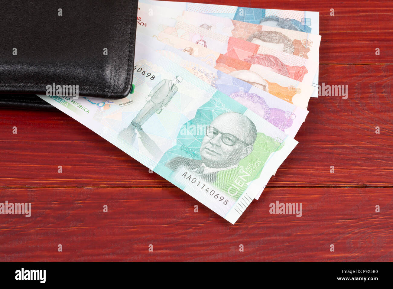 Geld von Kolumbien in den schwarzen Mappe Stockfoto