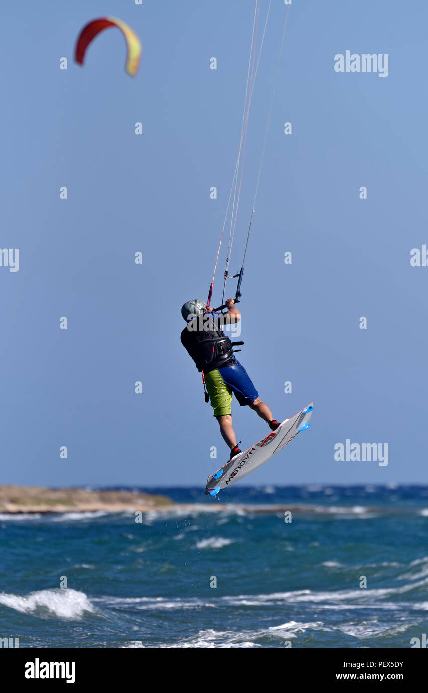 Kitesurfen an einem windigen Tag Stockfoto