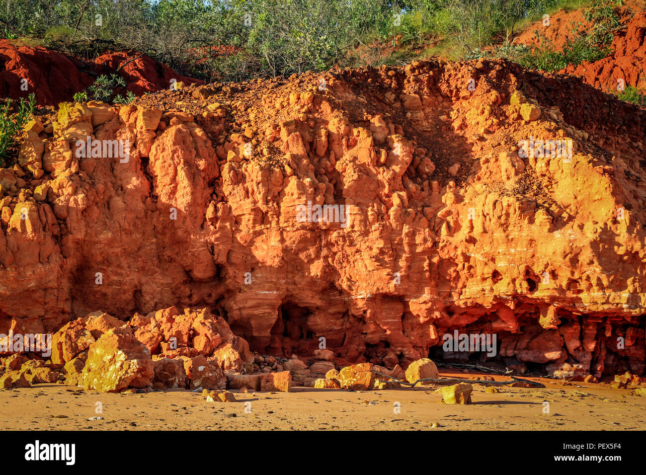 Red felsigen Klippe an der Küste Stockfoto