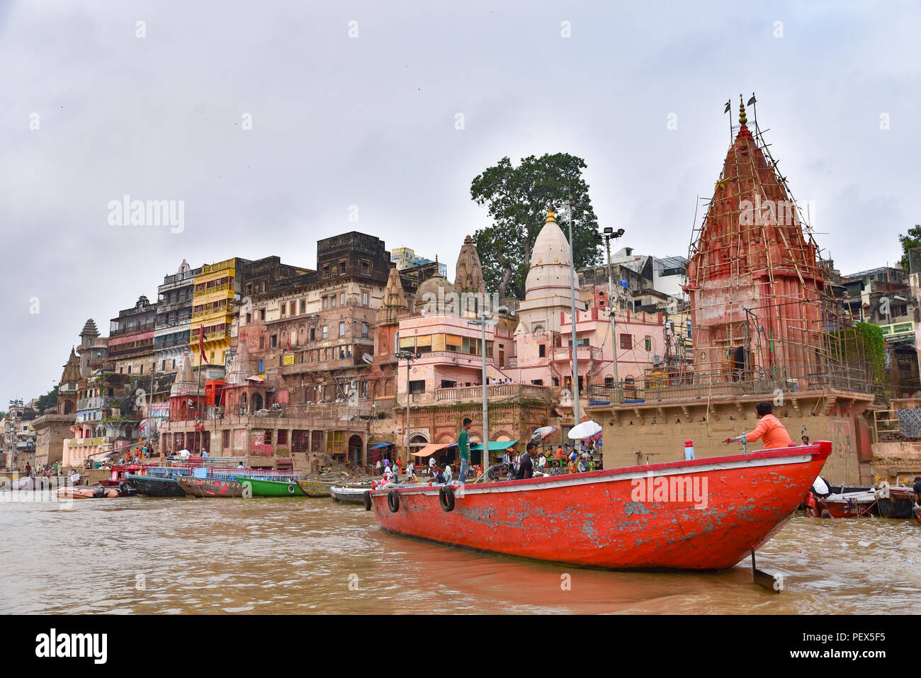 Indische Menschen und Touristen auf Boote für die Tour am Ganges Stockfoto