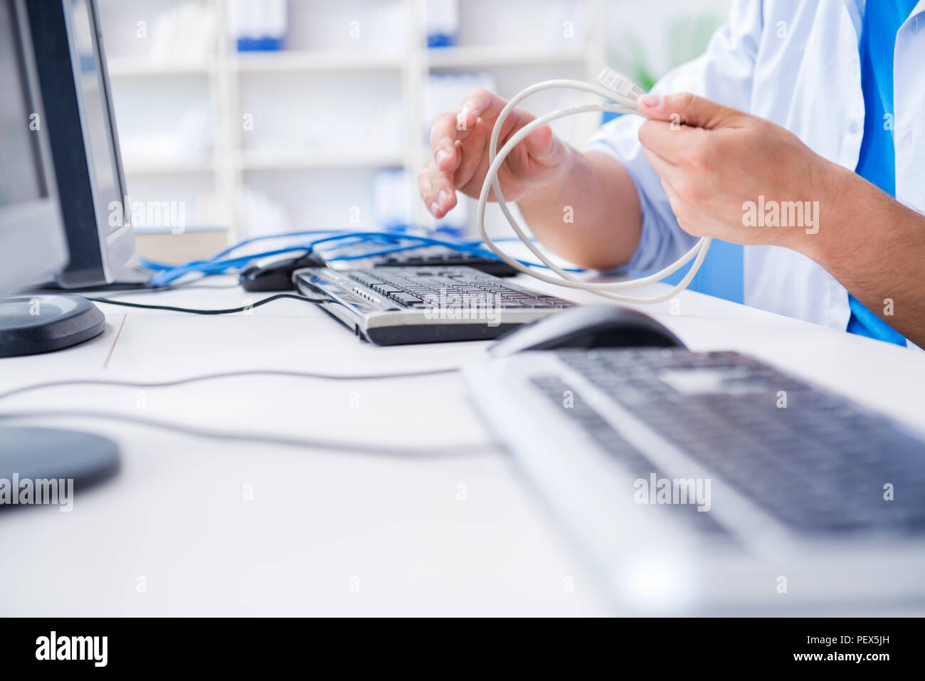 Frustriert junger Mann wegen der schwachen Internet Empfang Stockfoto