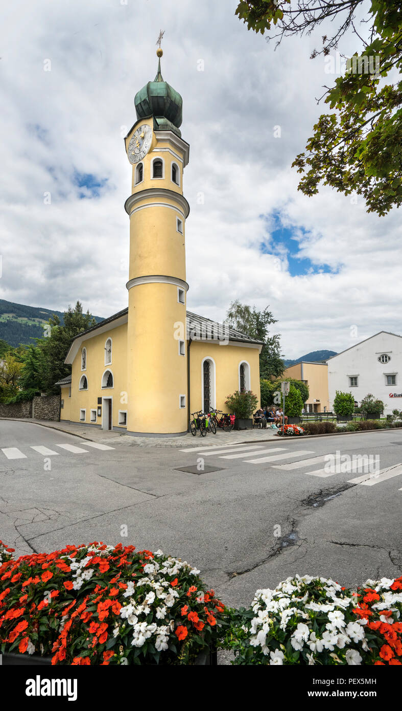 Panoramablick auf St. Antonius Kirche in Lienz, Österreich Stockfoto