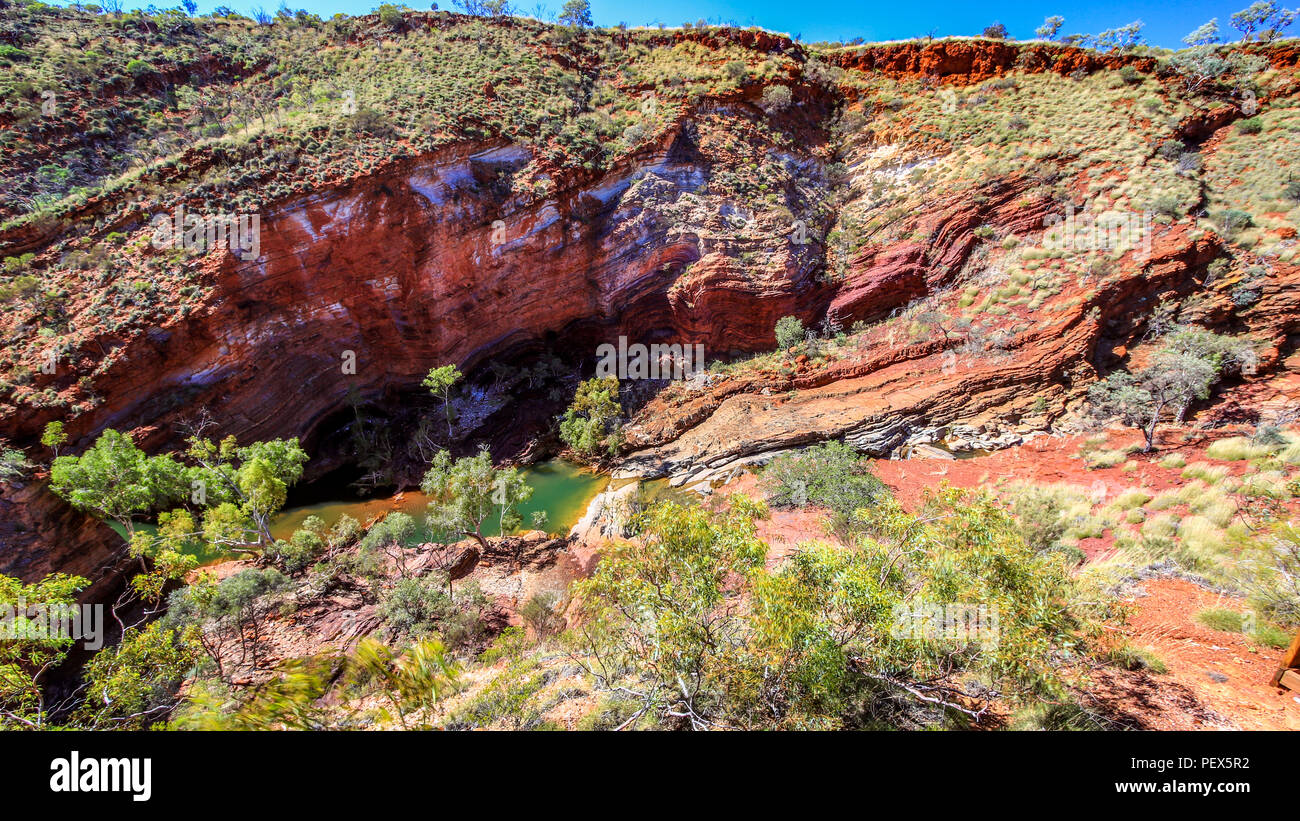 Outback Schlucht mit roten Felsen und Bäume Stockfoto