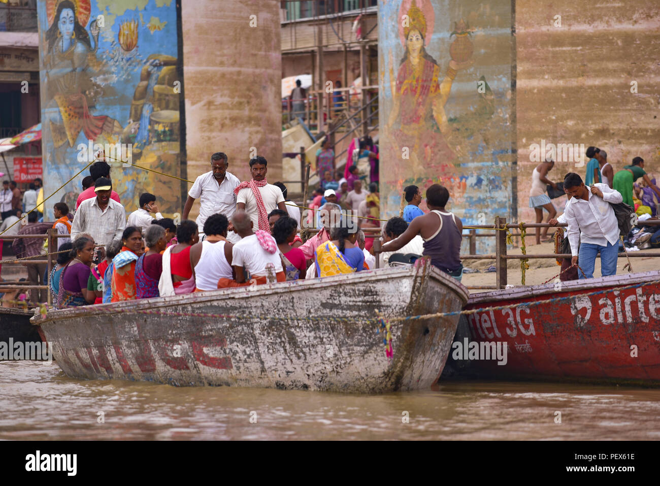 Indische Menschen und Touristen auf Boote für die Tour am Ganges Stockfoto