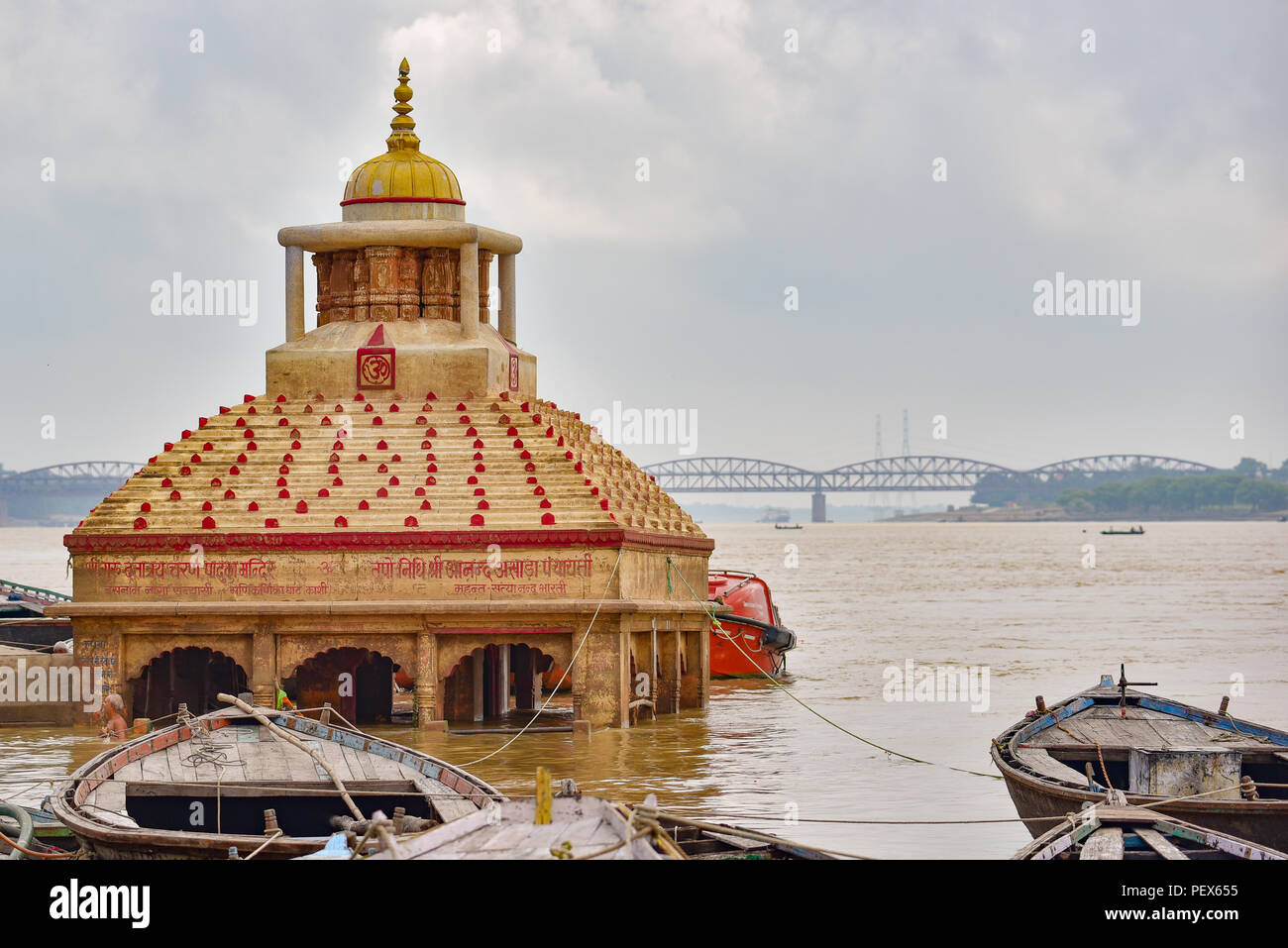 Ein Hindu Tempel unter Ganges Stockfoto
