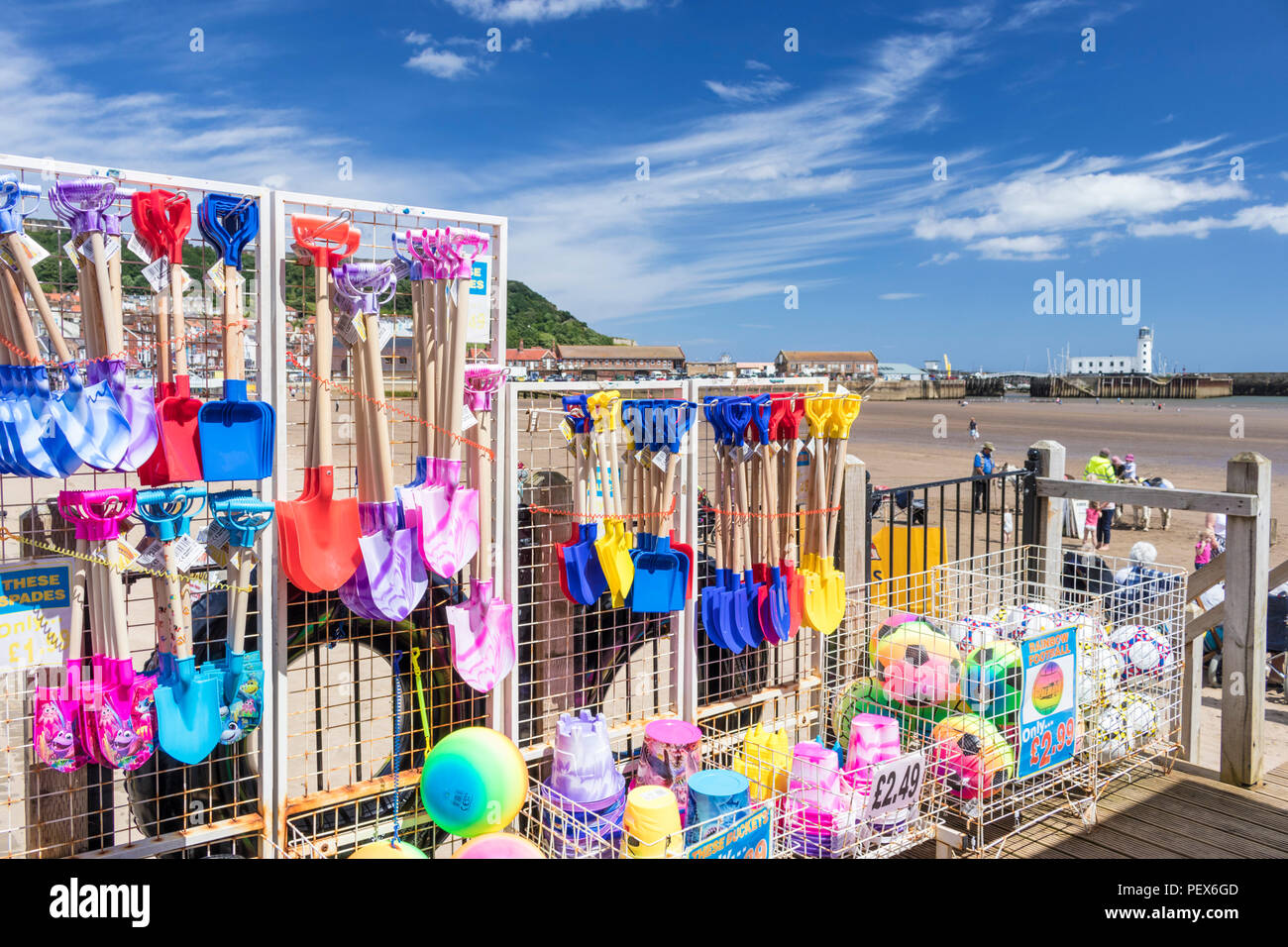 Scarborough Beach South Bay Eimer und Spaten zum Verkauf kiddies Spielsachen für den Strand scarborough England yorkshire North Yorkshire England Scarborough Stockfoto