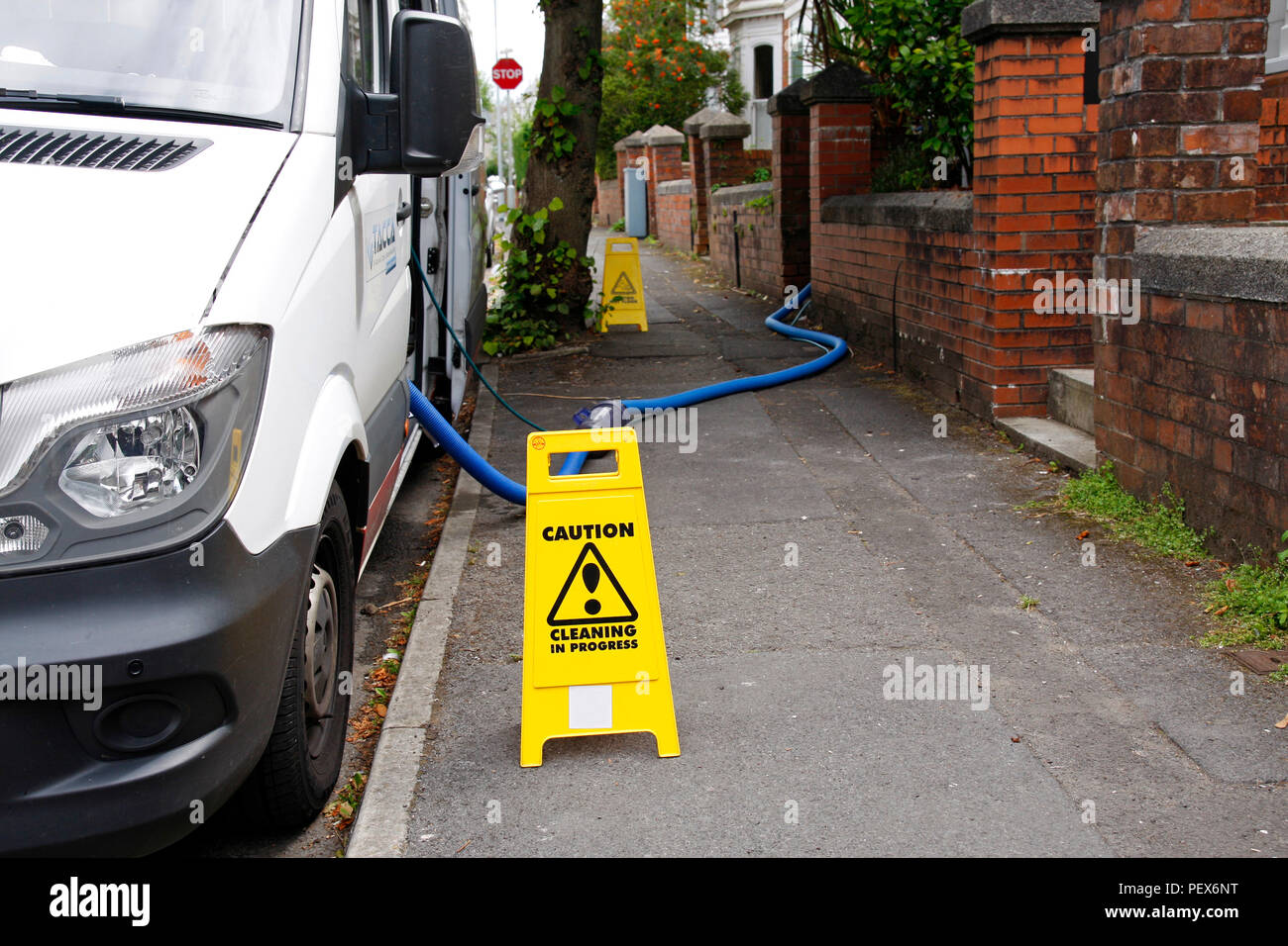 Bewegliches haus reinigung Van mit Vorsicht "Reinigung in den Zeichen Fortschritt" und Wasserrohr in einem Swansea Street, South Wales, Großbritannien Stockfoto