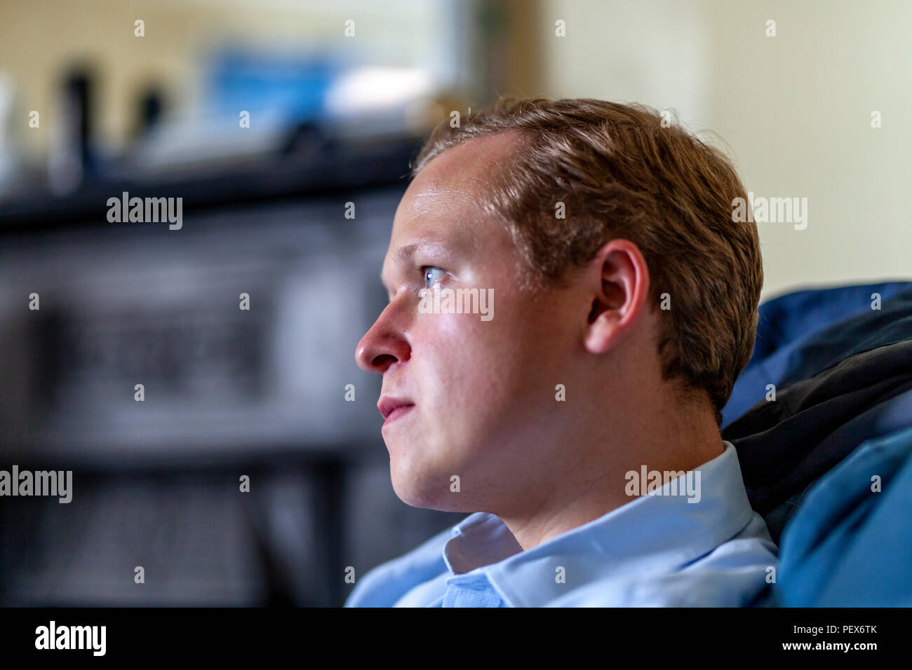 Ein junger Mann Tief in Gedanken, Sussex, Vereinigtes Königreich Stockfoto