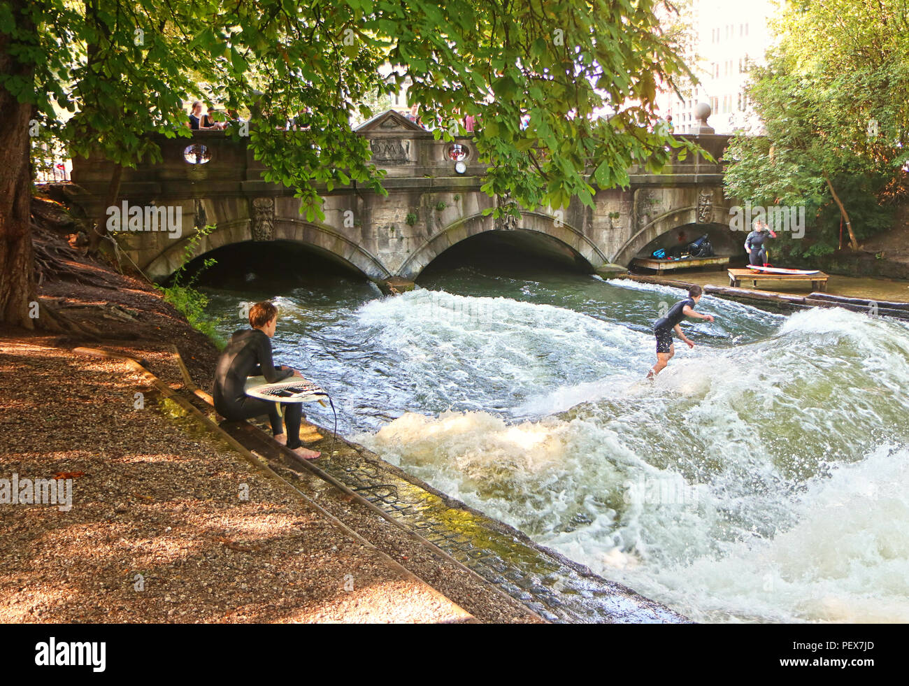 Knstliche welle surfen -Fotos und -Bildmaterial in hoher Auflsung  Alamy