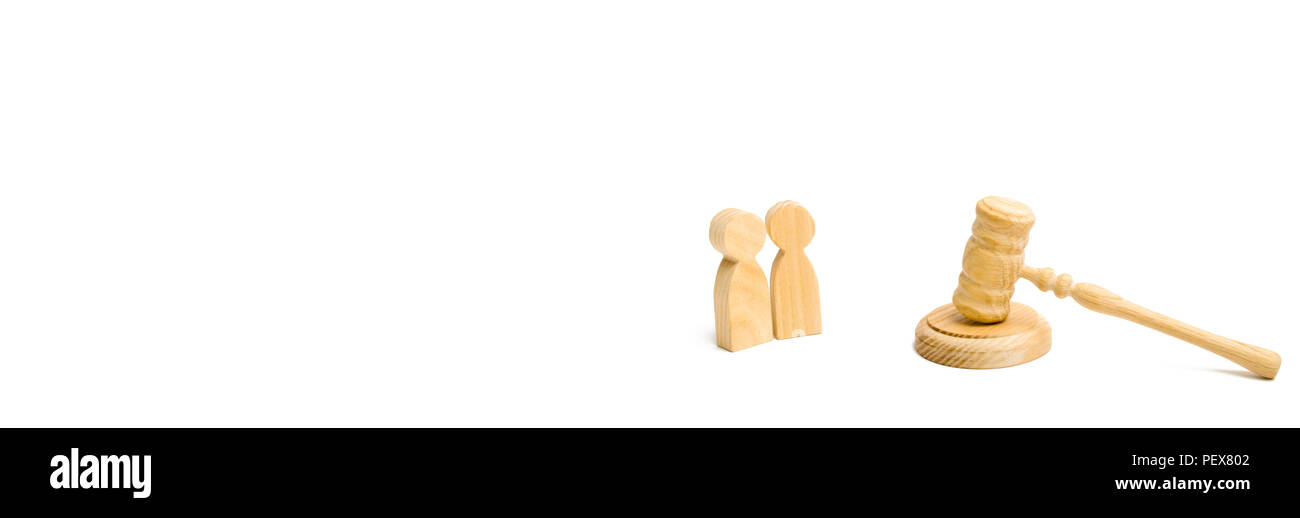 Zwei Männer und ein Hammer des Richters. Der Versuch von Fällen vor Gericht, die Entschließung zu einem Streit zwischen zwei Menschen. Geschäftsbeziehungen, die Ermittlung der o Stockfoto