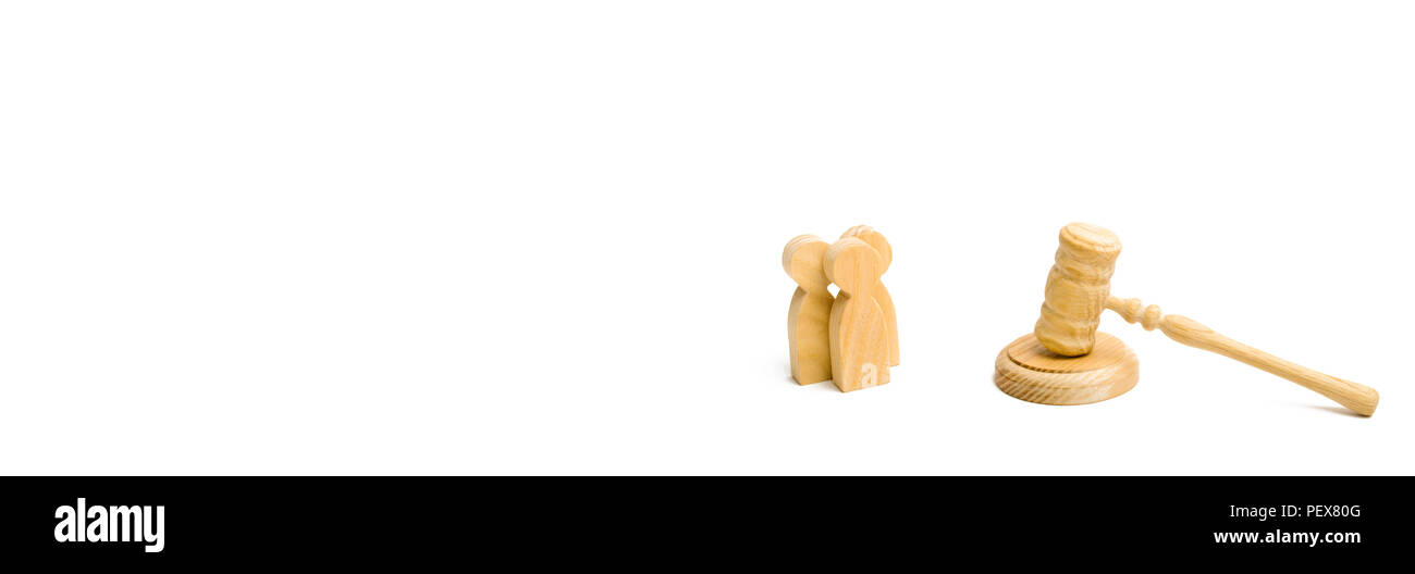Drei Männer und ein Hammer des Richters. Der Versuch von Fällen vor Gericht, die Entschließung zu einem Streit zwischen zwei Menschen. Geschäftsbeziehungen, die Feststellung der Stockfoto