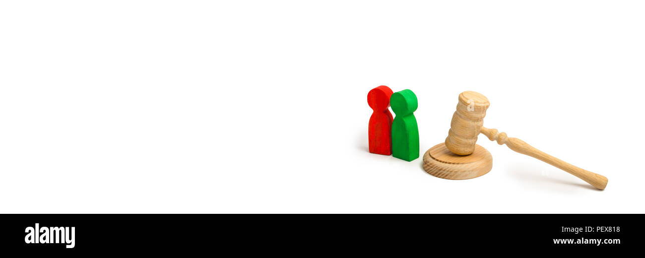 Zwei Männer und ein Hammer des Richters. Der Versuch von Fällen vor Gericht, die Entschließung zu einem Streit zwischen zwei Menschen. Geschäftsbeziehungen, die Ermittlung der o Stockfoto