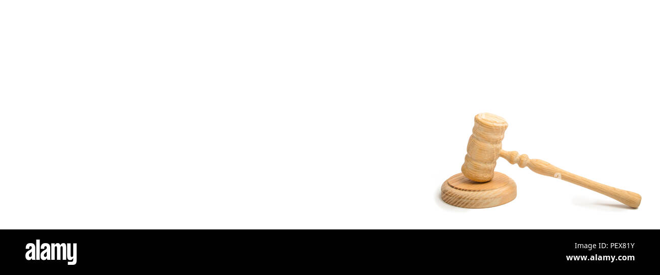 Holz Richter Hammer auf einem weißen Hintergrund. Gerichtsverfahren. Rechtsanwälte und Staatsanwälte. Hilfe und Schutz der Interessen der in der gerichtlichen Sitzung. Richter. Th Stockfoto