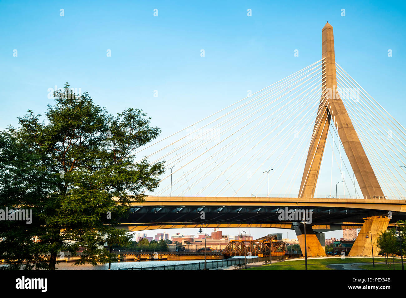 Leonard P. Zakim/Bunker Hill Memorial Bridge (Zakim Brücke), Boston, Massachusetts, USA Stockfoto