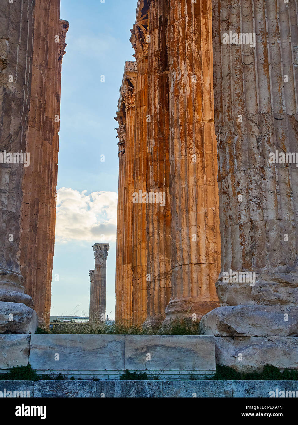 Korinthische Säulen Detail auf den Tempel des Olympischen Zeus. Monumentale Tempel im 6. Jahrhundert v. Chr. begonnen, auf dem Gelände eines alten Heiligtum eingeweiht Stockfoto