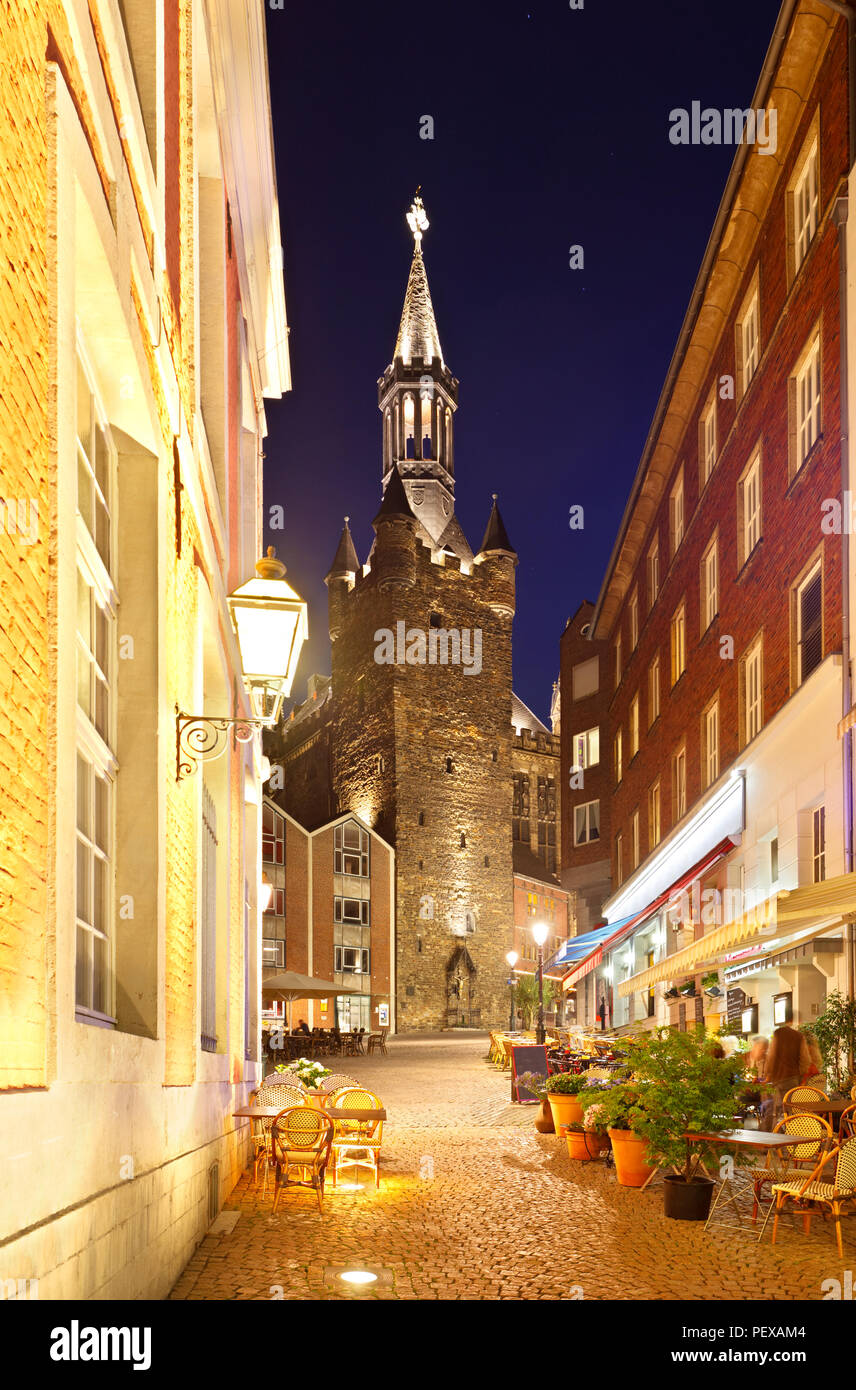 Das Rathaus von Aachen, Deutschland von einer kleinen Straße in der Stadt gesehen zu haben. Stockfoto