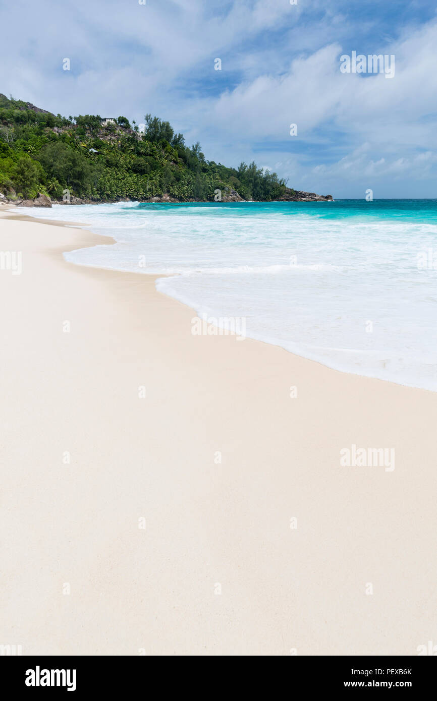 Die schönen und berühmten Strand Anse Intendance im Süden von Mahe, Seychellen mit hohen Sommer Wellen. Stockfoto