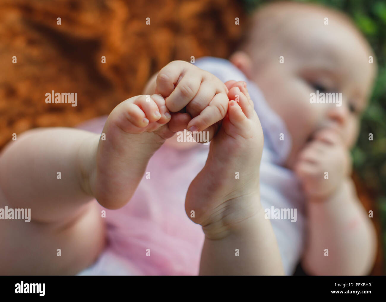 Selektiver Fokus auf Baby Hand und Beine Stockfoto