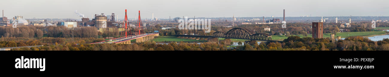 Blick über den Rhein auf den industriellen Norden von Duisburg im Ruhrgebiet. Stockfoto