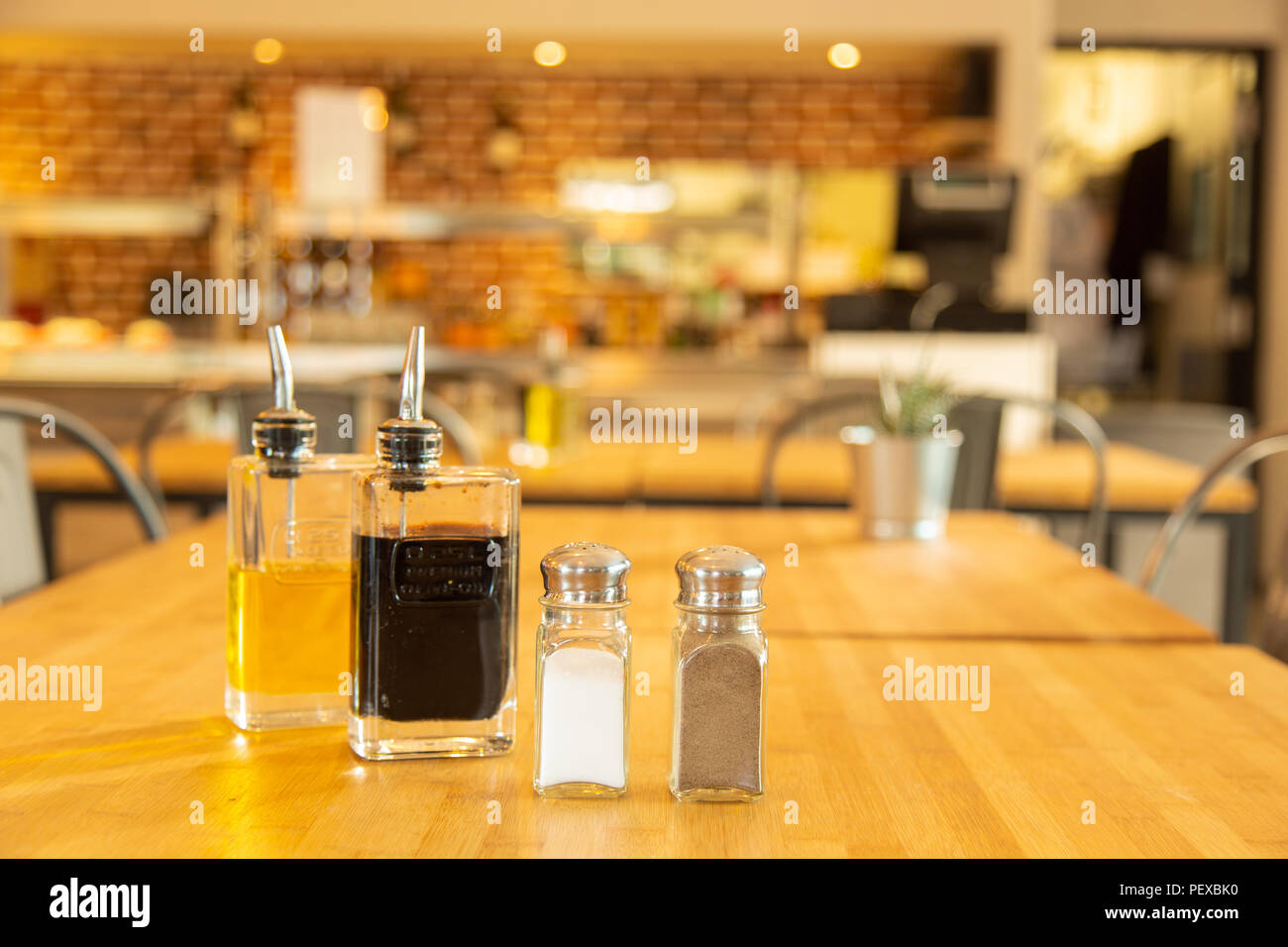 Pfefferstreuer und Salt Shaker mit Flaschen Essig und l auf ein Bambus  Tisch Stockfotografie - Alamy