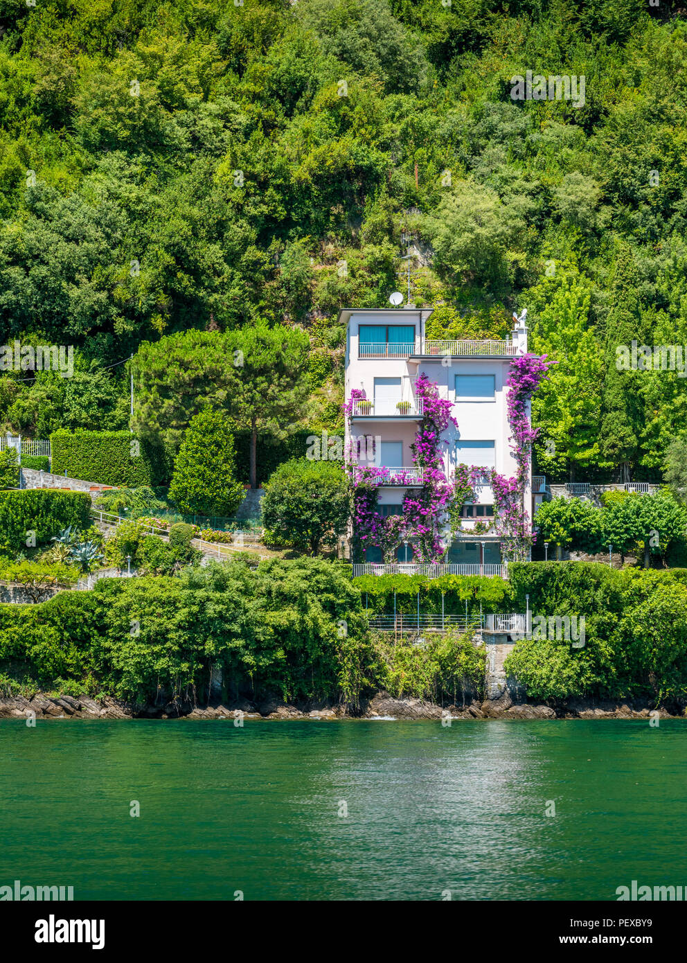 Moderne Villa in der Nähe von Argegno, idyllischen Dorf am Comer See, Lombardei, Italien. Stockfoto