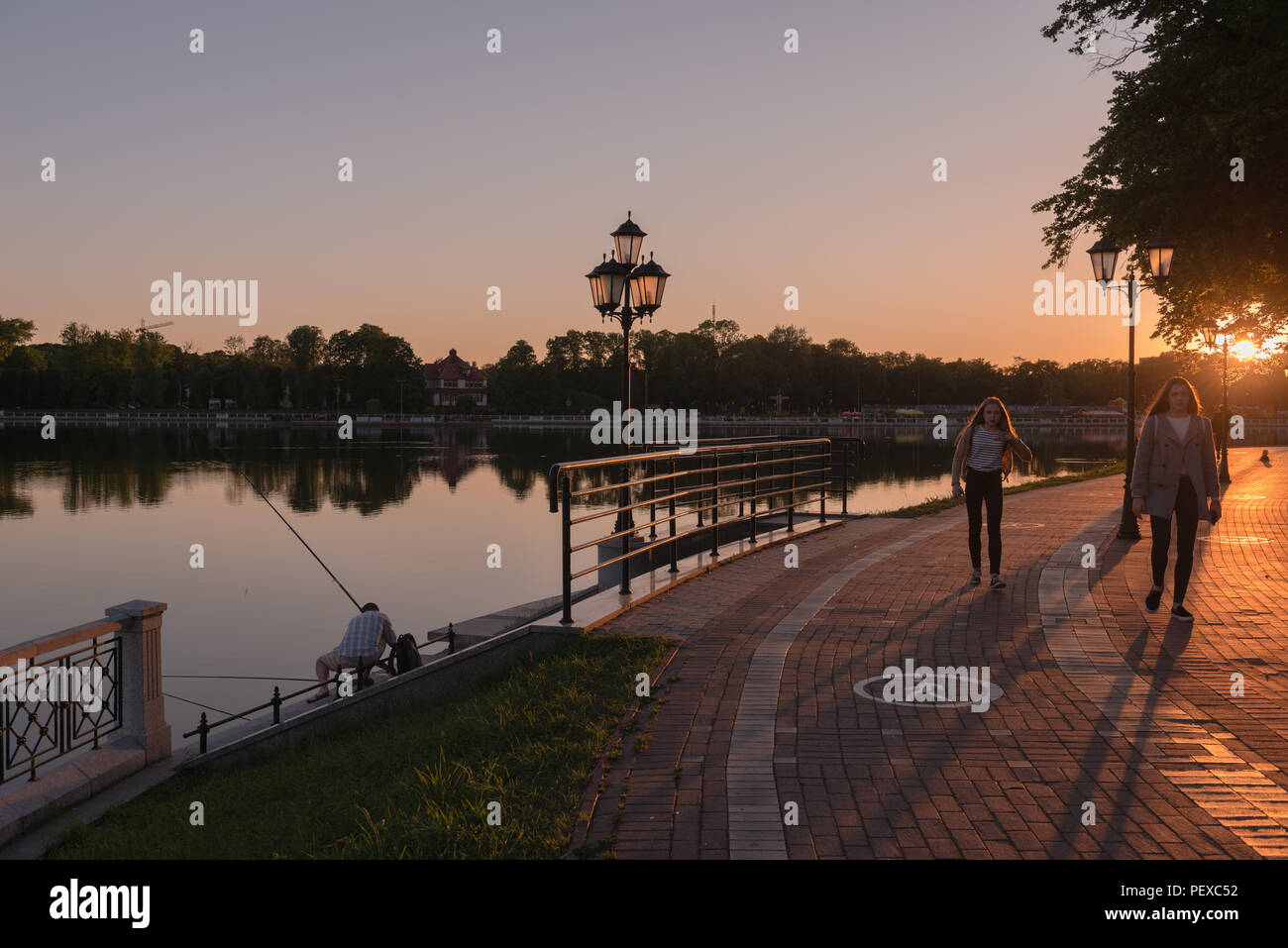 Promenade entlang der Oberteich oder Oberen See, Abendlicht, Mädchen auf dem Fahrrad, Kaliningrad, Oblast Kaliningrad, Russland Stockfoto