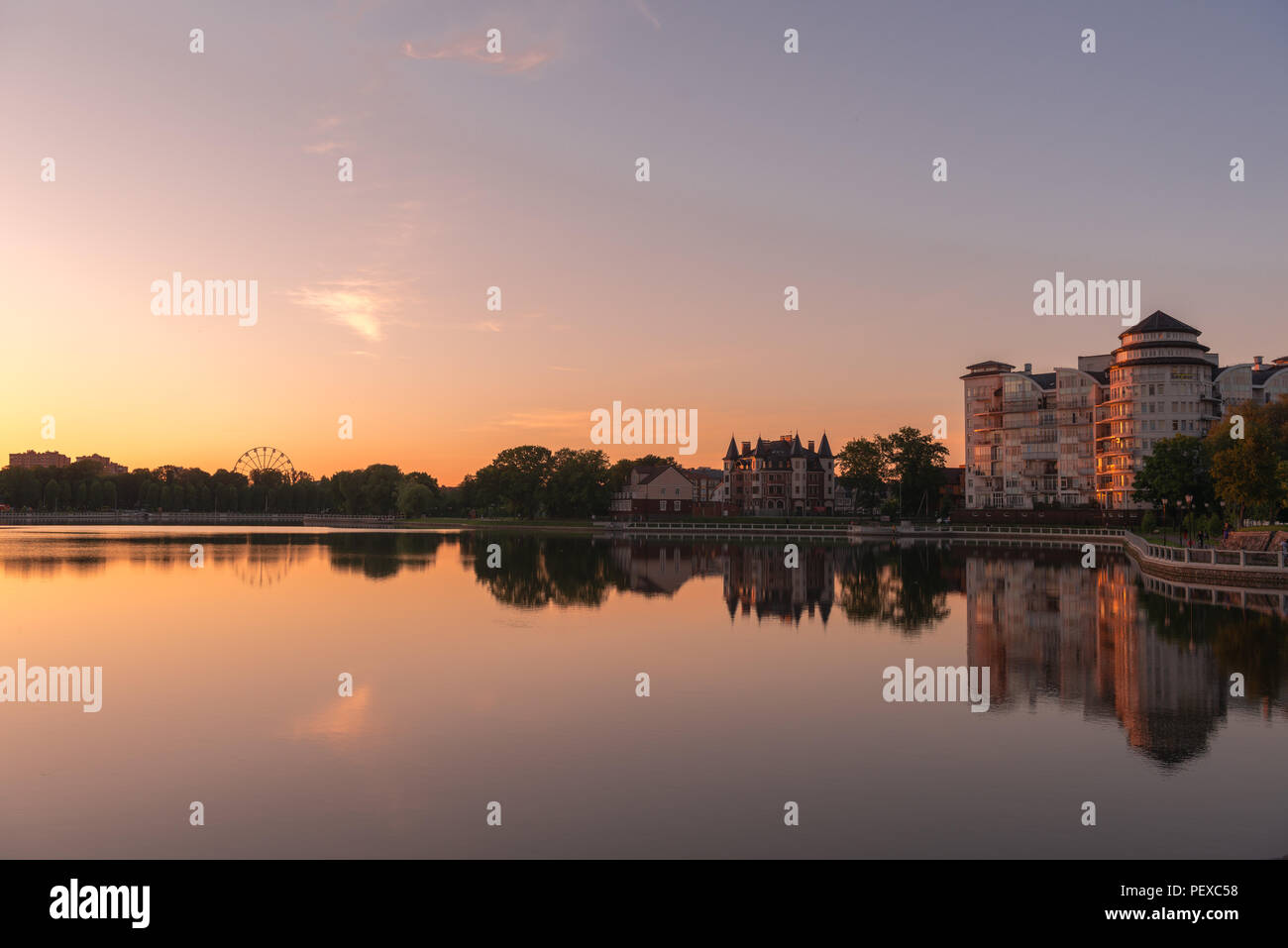 Villa und moderne Stadt Viertel, Promenade am Oberteich oder Oberer See, Kaliningrad, Oblast Kaliningrad, Russland Stockfoto