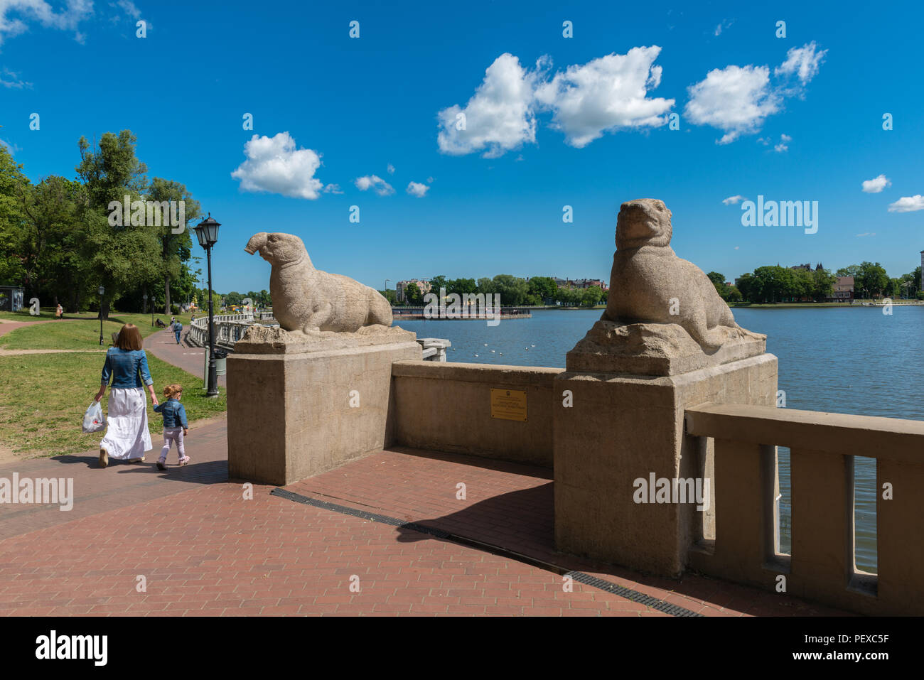 Moderne Promenade neben dem oberteich oder Oberer See, Skulpturen von Robben und Walrosse, Ostsee, Kaliningrad, Oblast Kaliningrad, Russland Stockfoto
