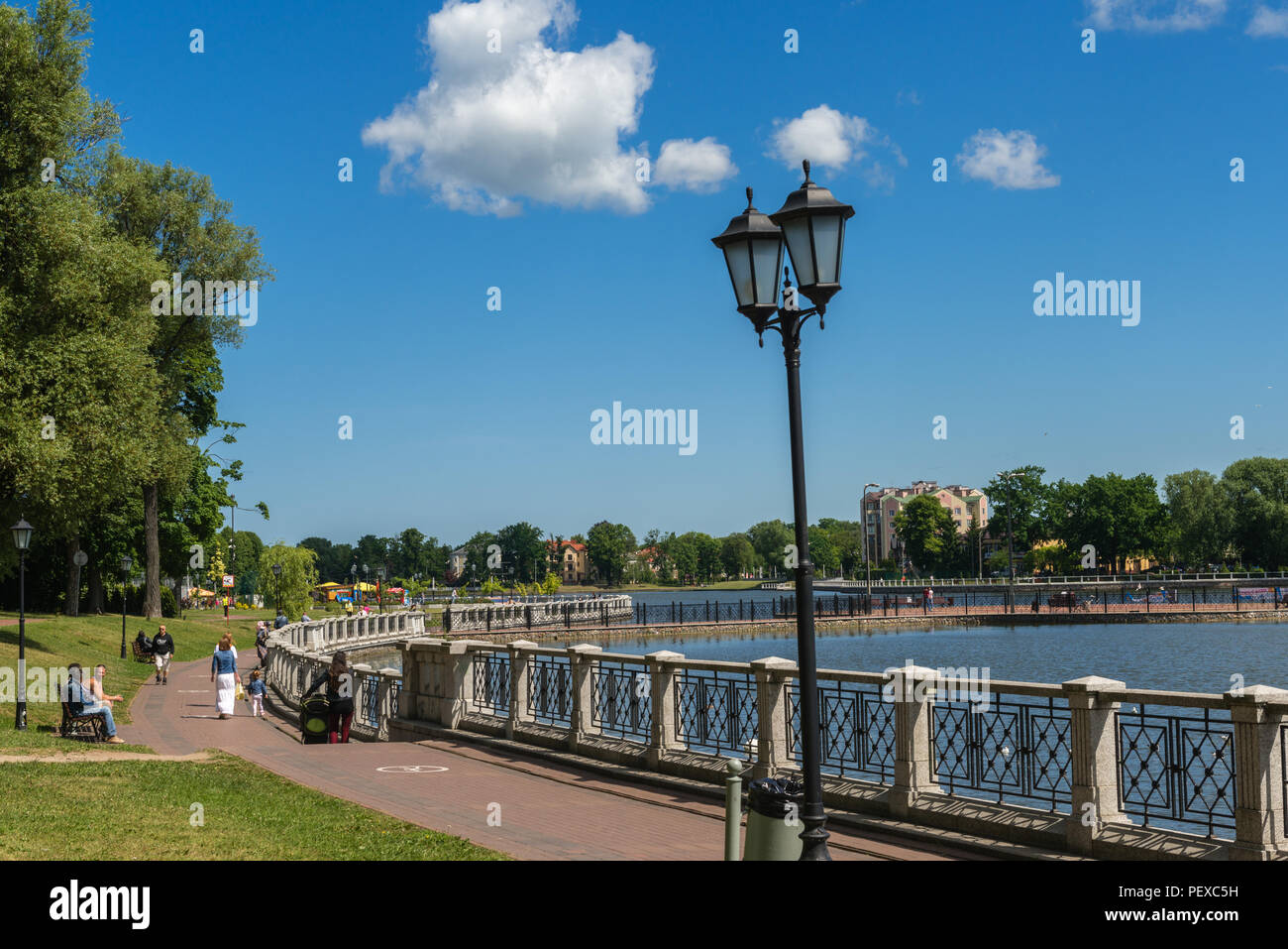 Gepflegte Uferpromenade am Oberteich, Kaliningrad, Oblast Kaliningrad, Russland | Promenade neben dem Oberen See, Kaliningrad, Russland Stockfoto