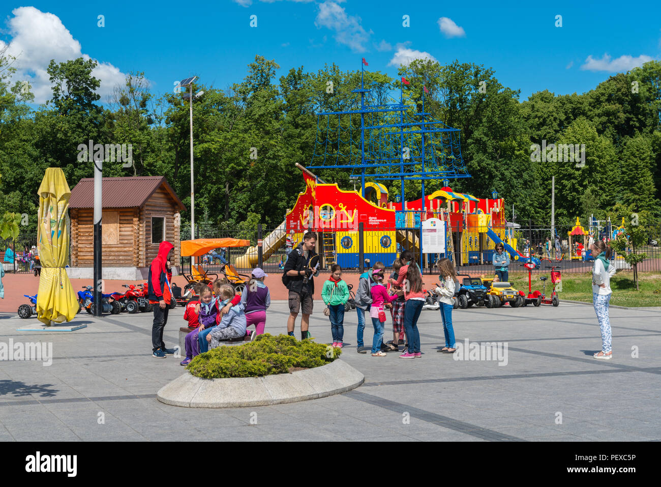 Gruppe von Schulkindern mit ihren Führern, Spielplatz, oberer See, Sommerferien, Kaliningrad, Russland Stockfoto