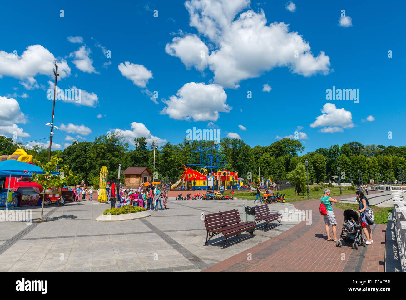 Gruppe von Schulkindern mit ihren Führern, Spielplatz, oberer See, Sommerferien, Kaliningrad, Russland Stockfoto