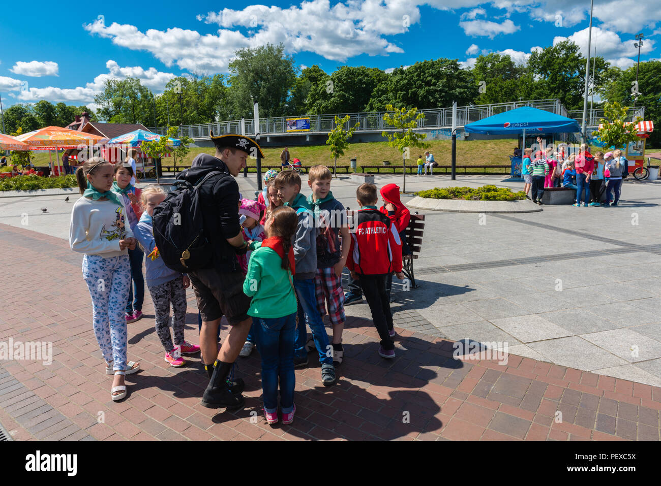 Gruppe von Schulkindern mit ihren Führern, Spielplatz, oberer See, Sommerferien, Kaliningrad, Russland Stockfoto