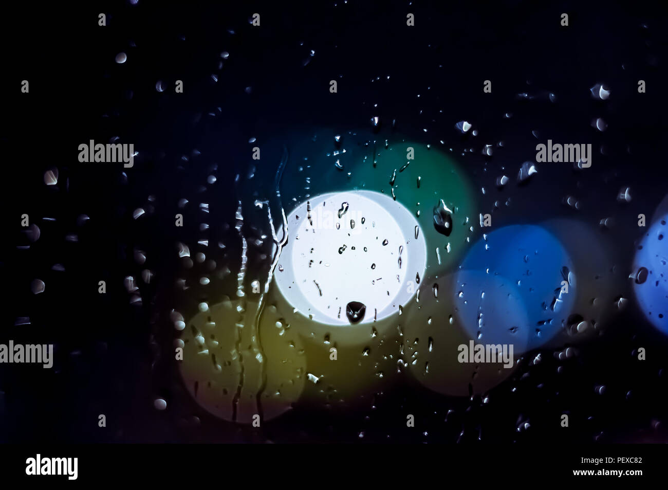 Blaue Lichter der Stadt in einer regnerischen Nacht Stockfoto