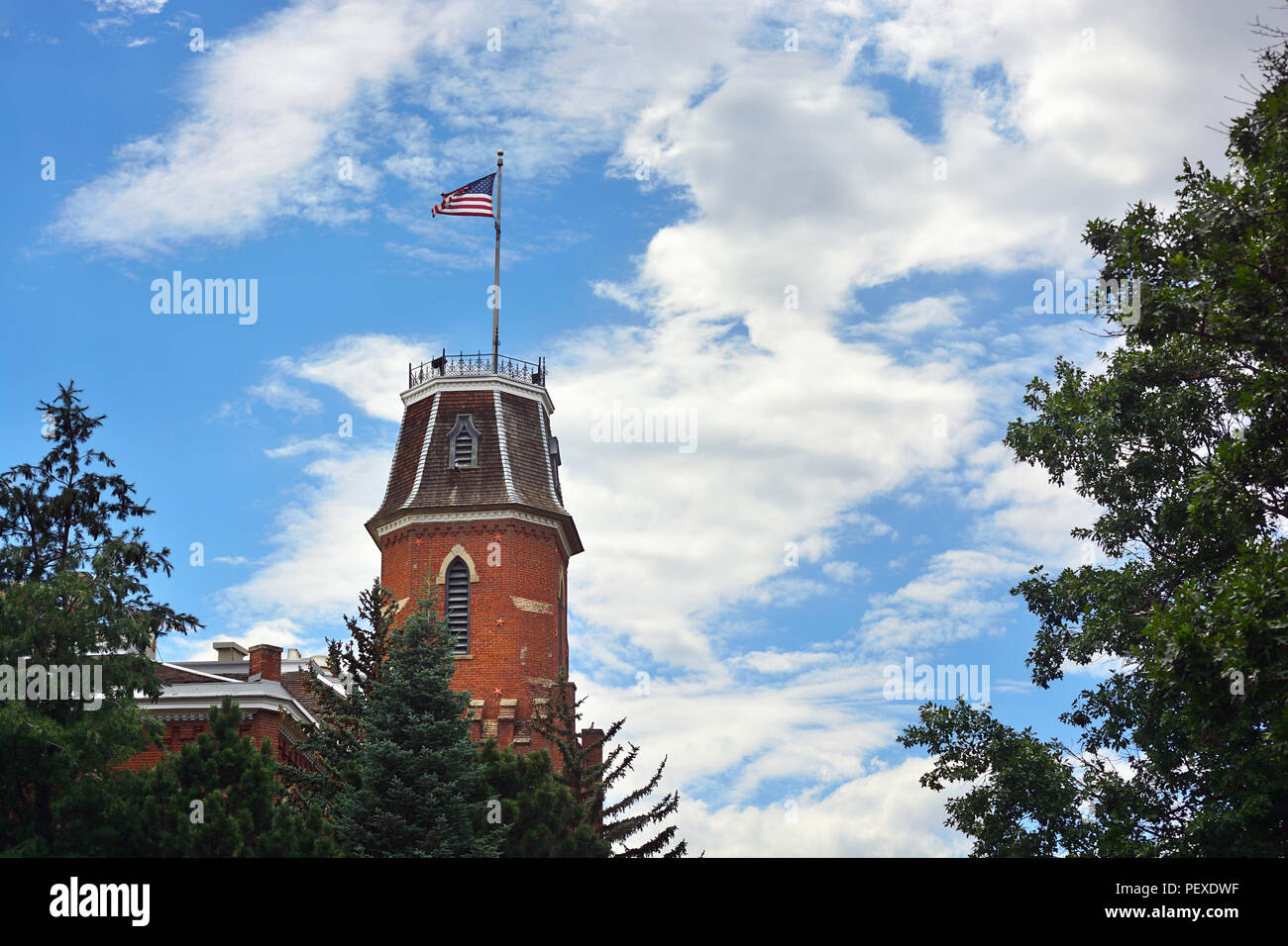 Universität von Colorado Boulder alte Hauptgebäude mit blauer Himmel Stockfoto
