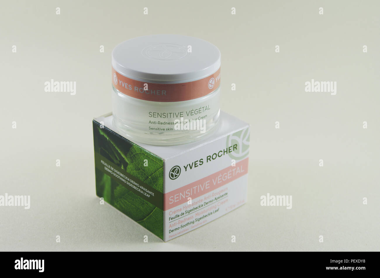 Feuchtigkeitsspendende Creme für die empfindliche Haut von Ives Rocher Stockfoto