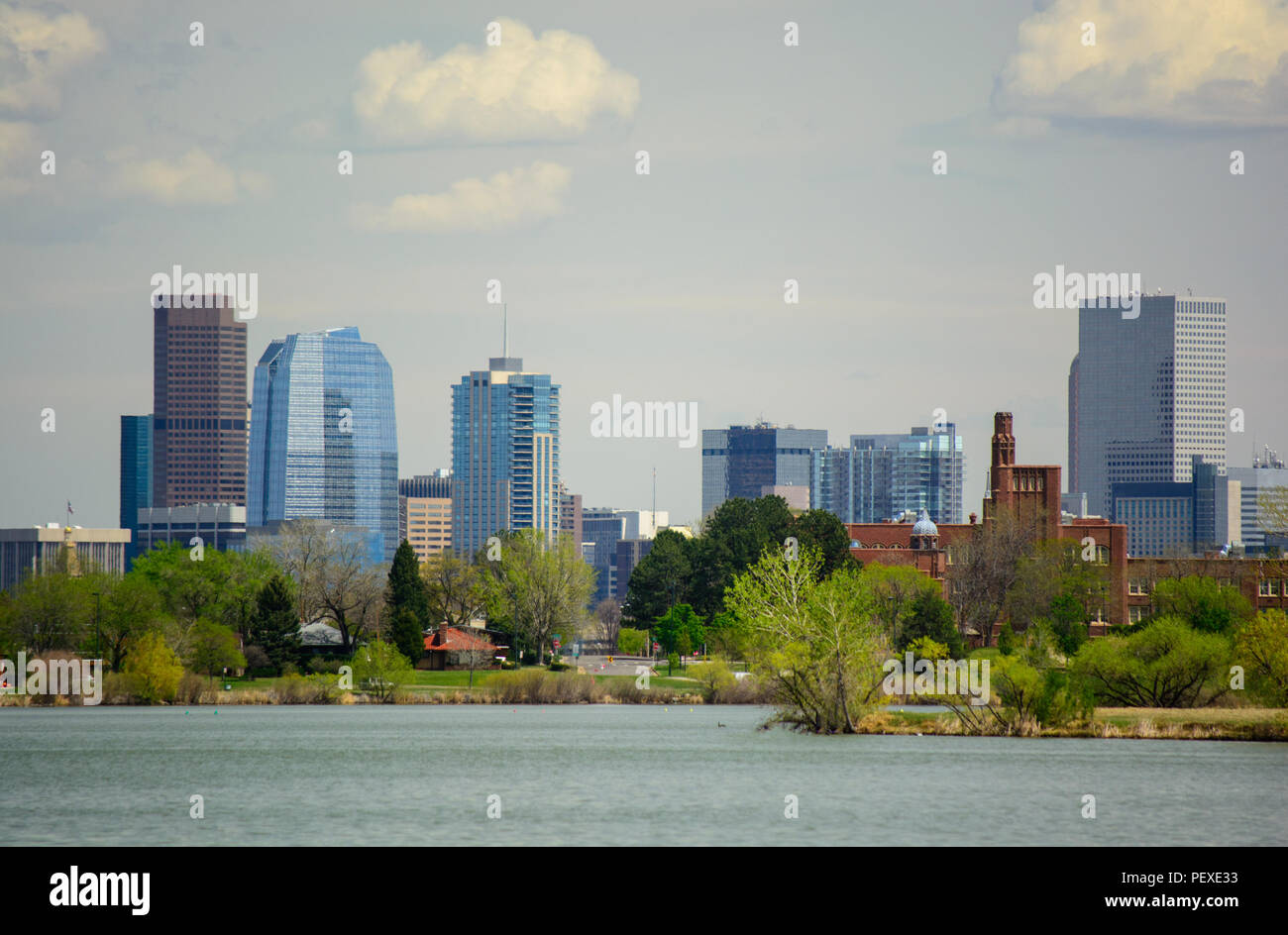 Die Innenstadt von Denver, Colorado von Sloan See an einem sonnigen Tag Stockfoto