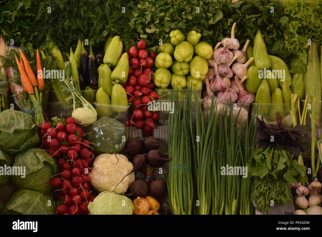 Verschiedene Sorten von frischem Gemüse in einer Garküche Stockfoto