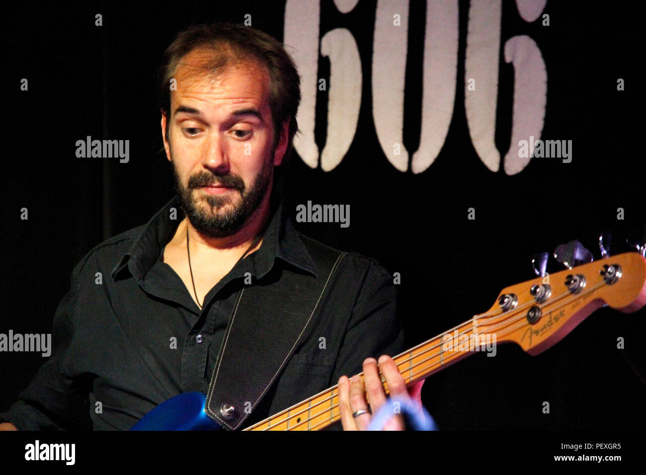 E-Bass Player, Andy Heftklammern in die Londoner 606 Club Stockfoto