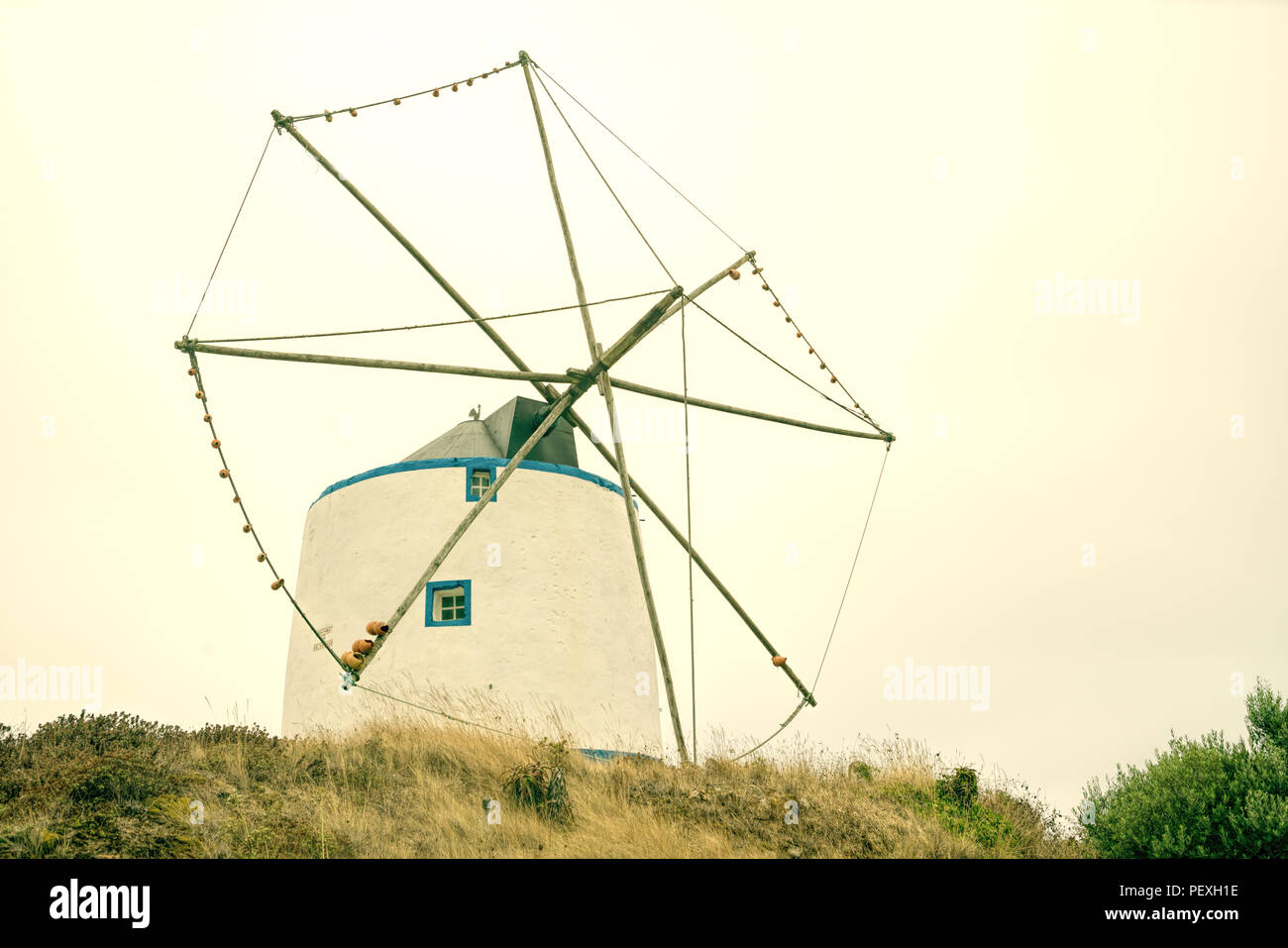 Portugal. Traditionelle portugiesische Windmühle in der Nähe von Ericeira. Stockfoto