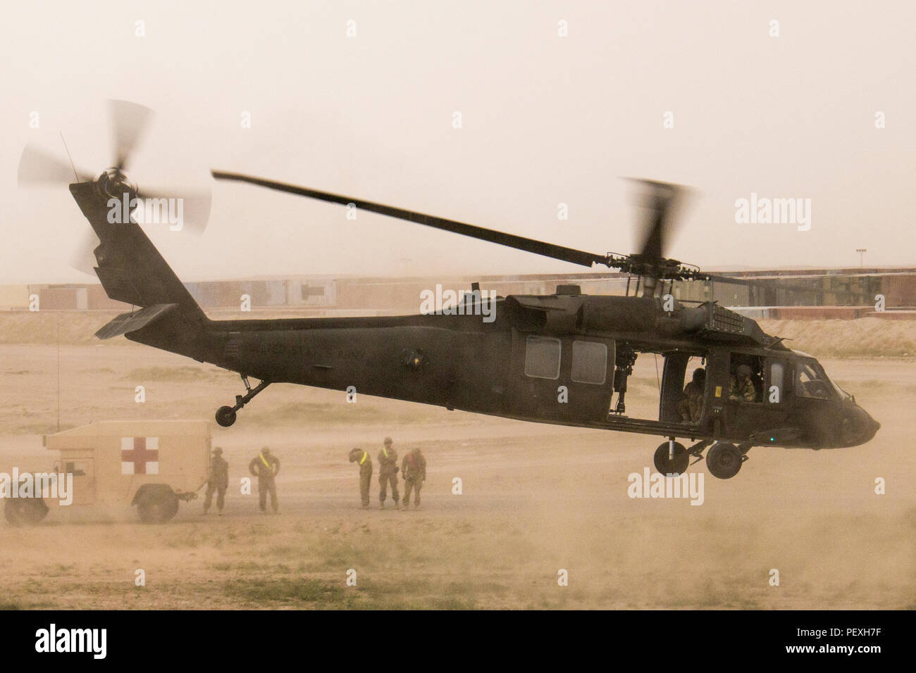 Ein UH-60 Black Hawk Hubschrauber von Unternehmen F, 2nd Battalion, 238Th Aviation Regiment, 40th Combat Aviation Brigade, zieht aus einer Tactical combat Casualty care Lane im Camp Buehring, Kuwait, 24.02.23. 40 CAB lief eine zweitägige TCCC-Kurs für Mediziner im Camp stationiert. (U.S. Armee Foto: Staff Sgt. Ian M. Kummer, 40th Combat Aviation Brigade Public Affairs) Stockfoto