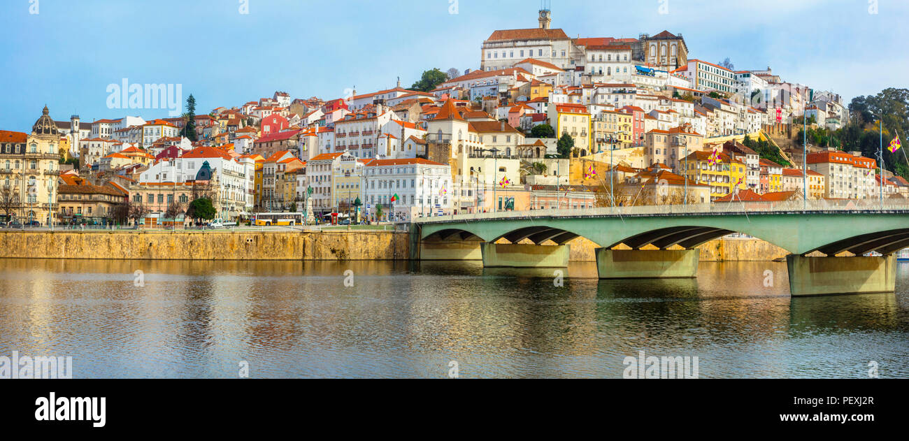 Schönen Sonnenuntergang über der Stadt Coimbra, Portugal. Stockfoto